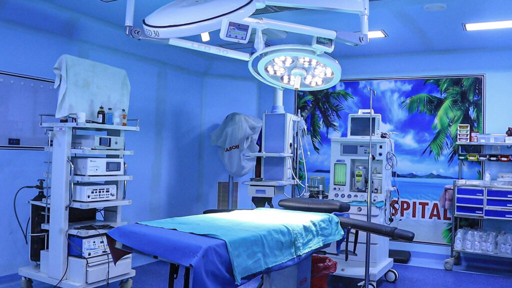 Best Gynecologist in Prayagraj consulting patient at Naaz Hospital